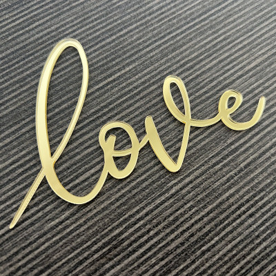 Nápis ze zlatého plexiskla – "Love"